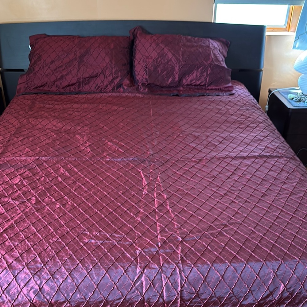 Elegant Brown and Red Duvet Cover Set with Quilted Pattern